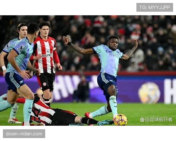 特写：点球绝平后，布伦特福德老将托尼指向看台上的家人